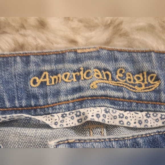 #1583 American Eagle Blue Denim Distressed Shorts/ Capris Sz. 8 - Picture 2 of 6